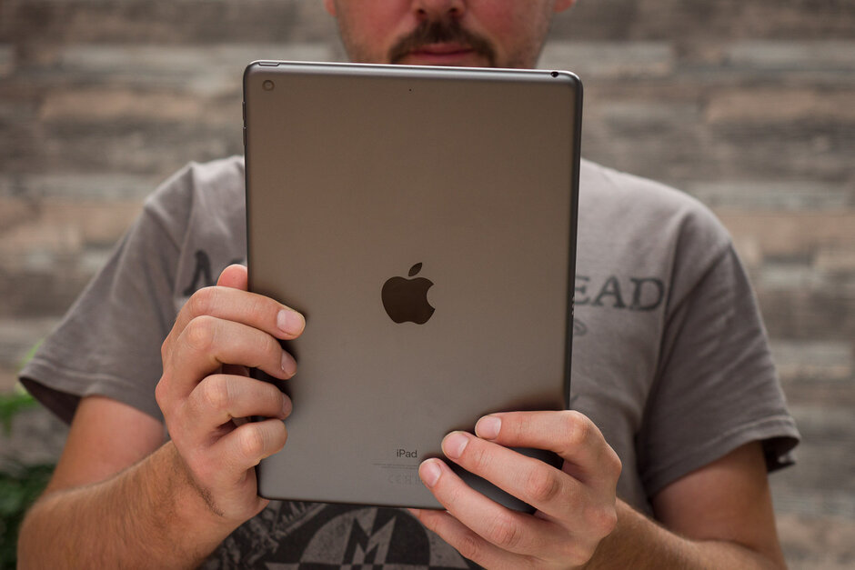 مراجعة iPad 10.2: رخيصة ومنتجة وليست التي يجب عليك شراؤها 