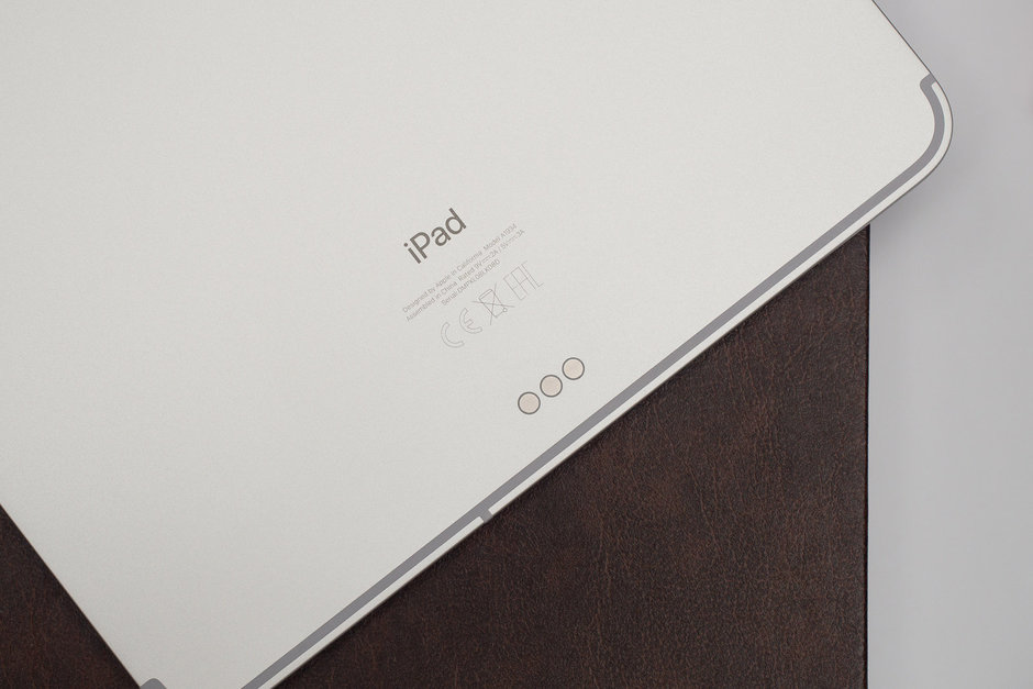 يتم استخدام الموصل ثلاثي النقاط في الجزء الخلفي من iPad Pro (2018) للاتصال ببعض الملحقات مثل Smart Folio Keyboard - Apple iPad Pro (2018) مراجعة 