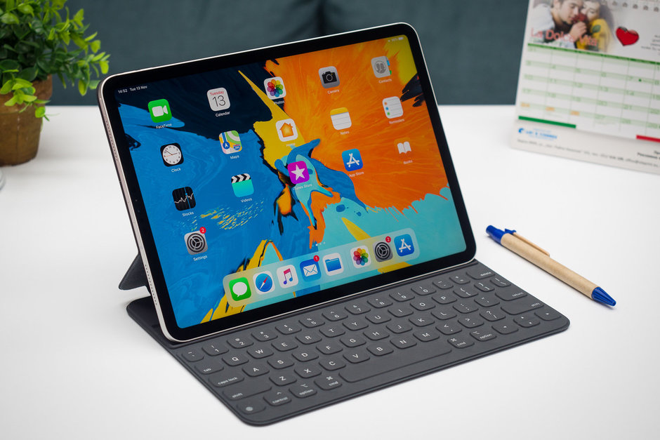 يتم استخدام الموصل ثلاثي النقاط في الجزء الخلفي من iPad Pro (2018) للاتصال ببعض الملحقات مثل Smart Folio Keyboard - Apple iPad Pro (2018) مراجعة 