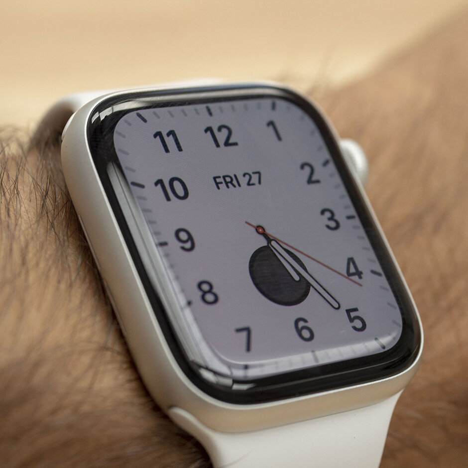 تكون الشاشة في وضع التشغيل عندما تبحث بنشاط - Apple Watch Series 5 Review 