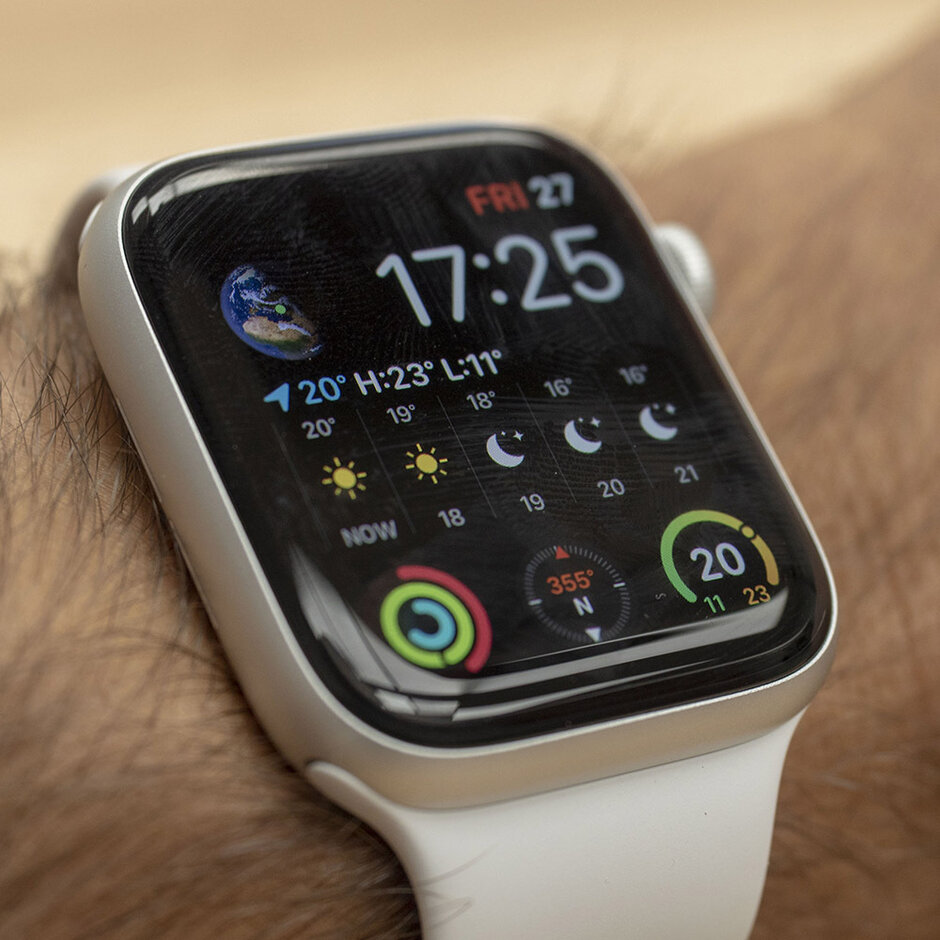 تكون الشاشة قيد التشغيل عندما تبحث بنشاط - Apple Watch Series 5 Review 