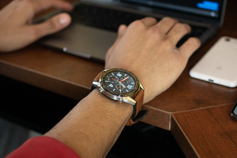 Как установить циферблат на huawei watch. Huawei watch gt 3 Classic 46 мм. Смарт часы за 15000. Huawei watch 3 Pro циферблаты. Huawei dg2 46 мм на женской руке.