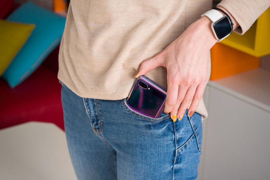 من المرجح أن يتلاءم هاتف Galaxy Z Flip مع جيب السيدة - Samsung Galaxy Z Flip Review