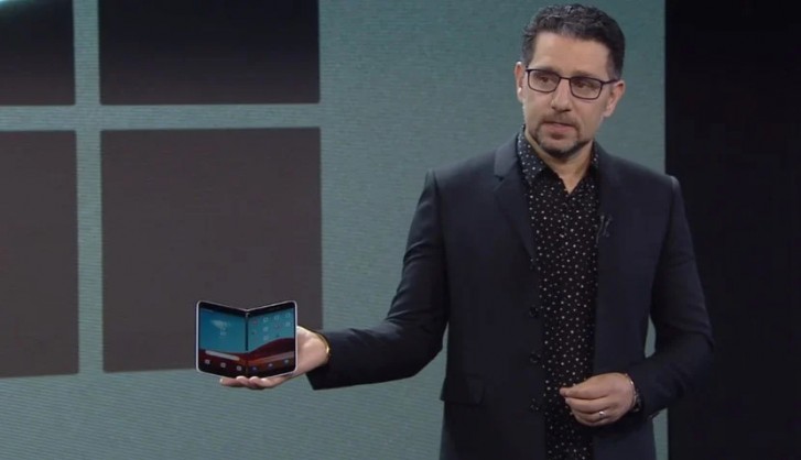 قدم Panos Panay جهاز Surface Duo في حدث لأجهزة Microsoft العام الماضي