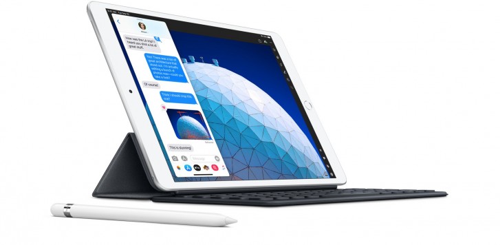 iPad Air الحالي (2019) مزود بلوحة مفاتيح بنمط الورقة