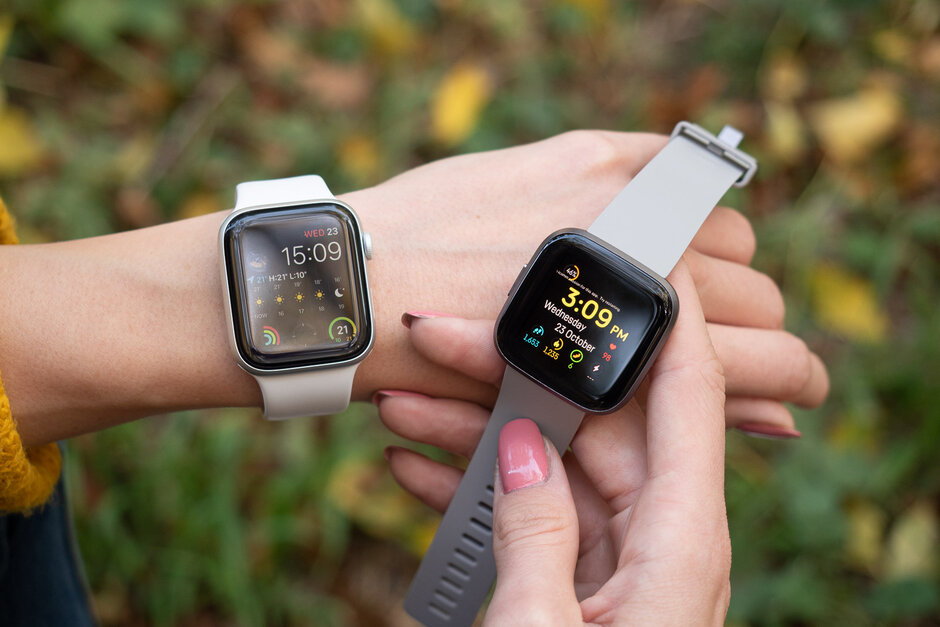 Apple Watch Series 5 على اليسار ، Fitbit Versa 2 على اليمين - مراجعة Samsung Galaxy Watch Active 2