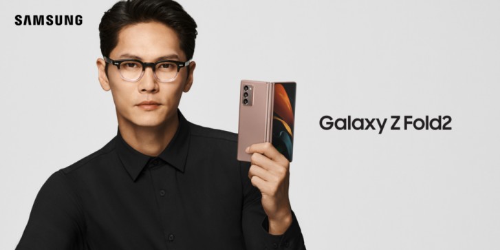 تحقق من صور ومقاطع الفيديو التعريفية الرسمية لهاتف Galaxy Z Fold2 من Samsung