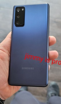 هاتف Samsung Galaxy S20 FE في متناول اليد