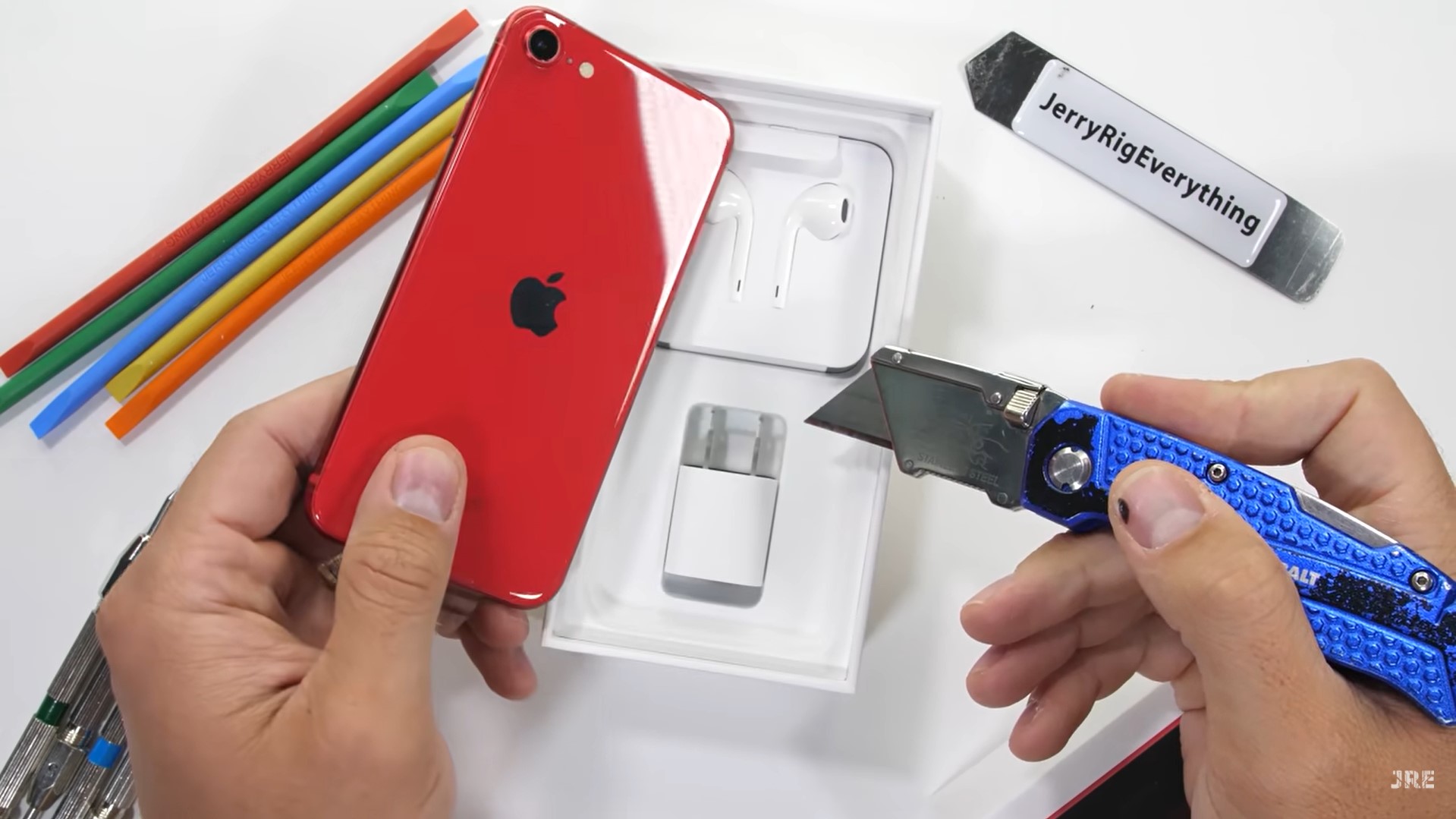 شاهد iPhone SE 2020 الجديد يخضع لإختبارات الخدش والثني والحرق