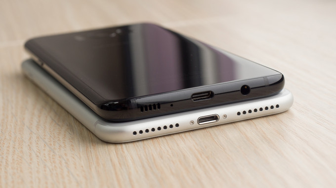 Samsung Galaxy S8 + vs Apple iPhone 7 Plus