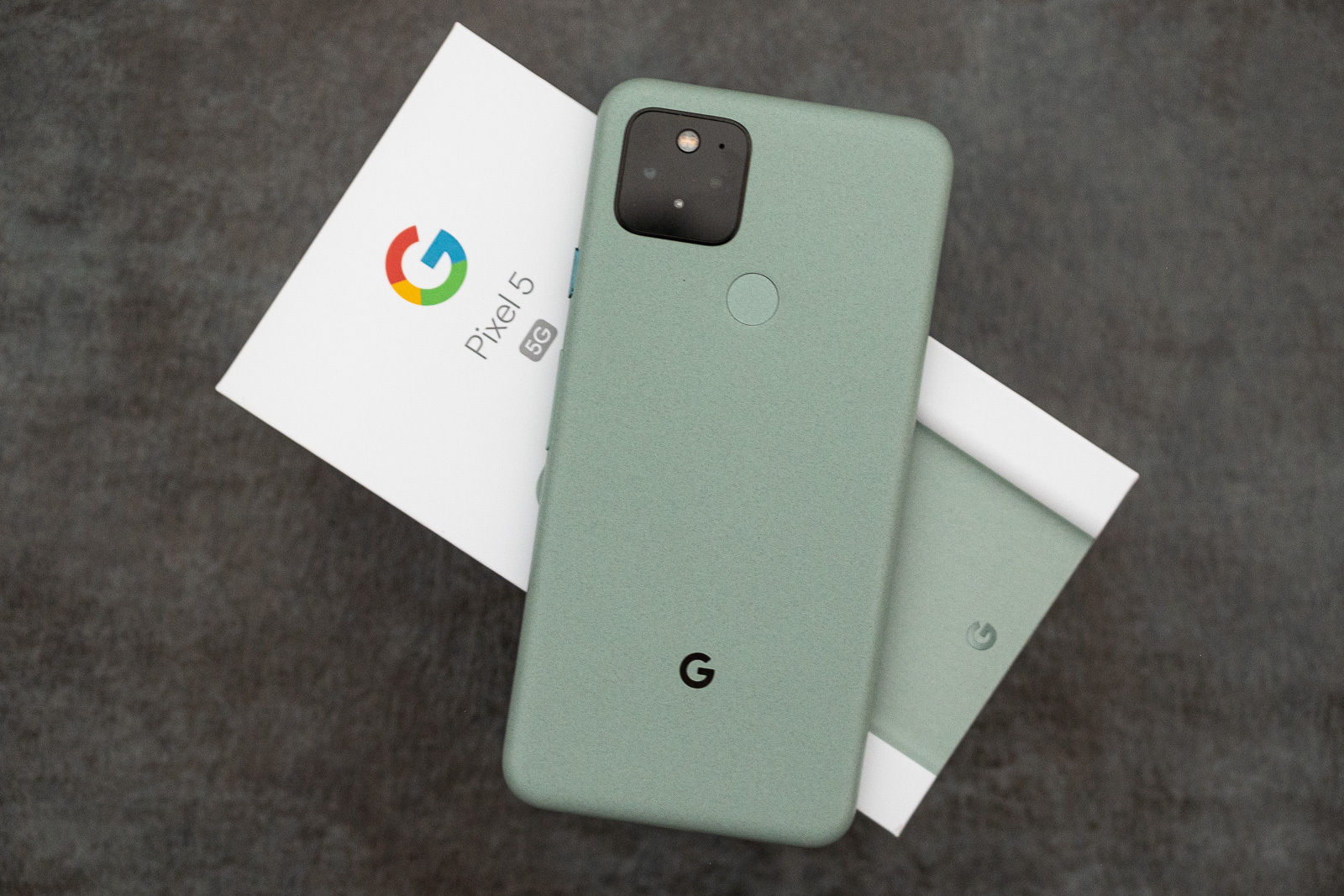 Google Pixel 5 في Sorta Sage - Samsung Galaxy S21 مقابل Google Pixel 5