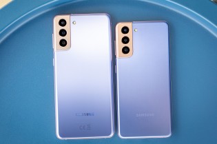 Samsung Galaxy S21 بجانب Galaxy S21