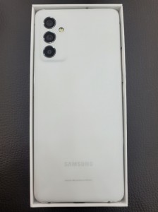 Samsung Galaxy Quantum2 (المعروف أيضًا باسم Galaxy A82) في حزمة البيع بالتجزئة لـ SK Telecom