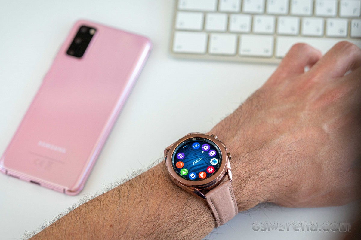 تصادق Samsung على جهازي Galaxy Watch4 ، وسيتم شحنها بدون محول