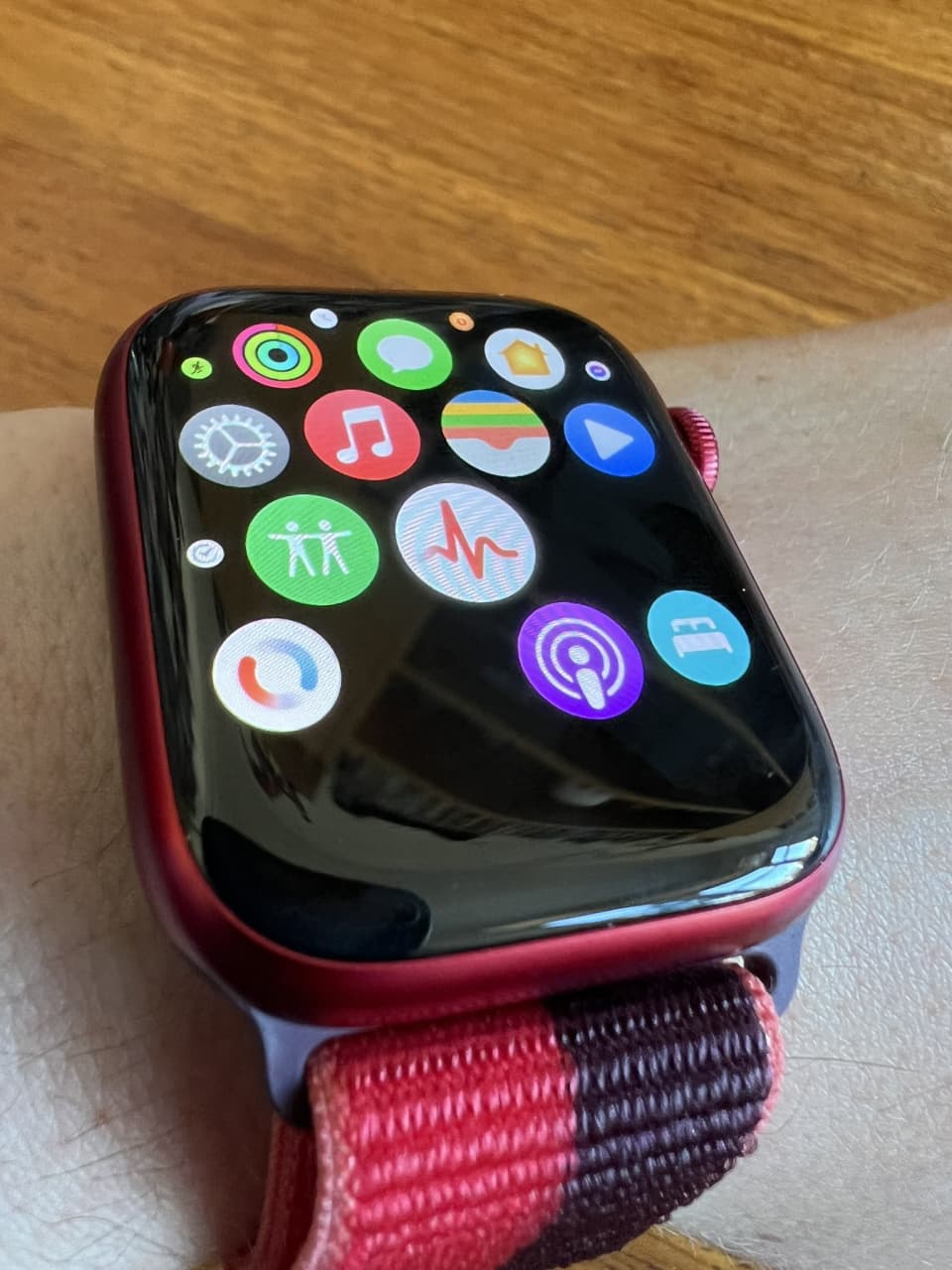 أيقونات التطبيقات التابعة للجهات الخارجية لا تظهر على Apple Watch Series 7