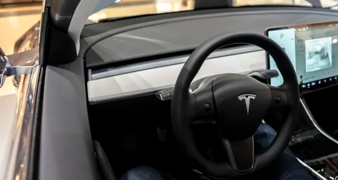 نقص الشرائح يدفع Tesla لإطلاق السيارات الكهربائية الجديدة دون منافذ USB