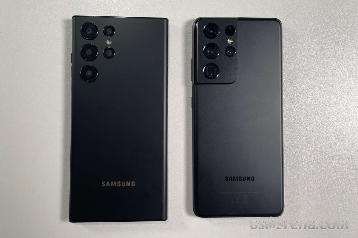 الدمى Samsung Galaxy S22 في الصورة ، وأكدت ألوان S Pen