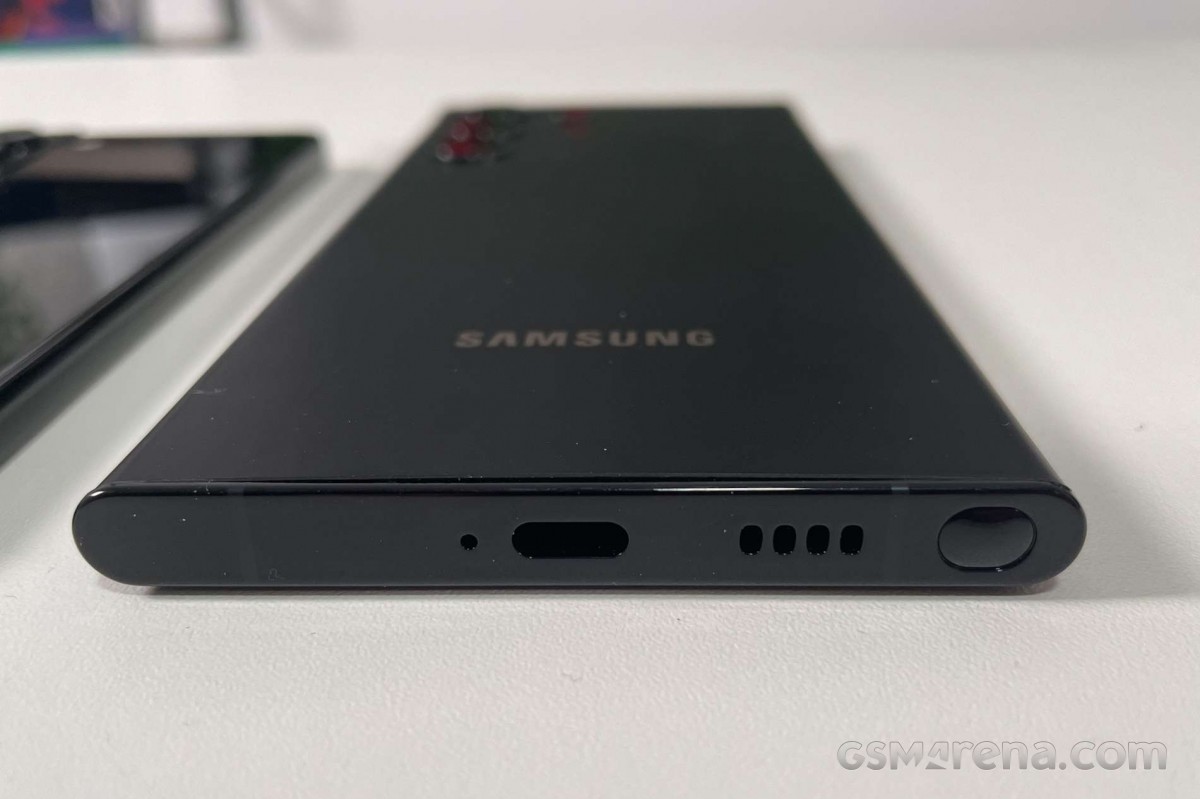الدمى Samsung Galaxy S22 في الصورة ، وأكدت ألوان S Pen
