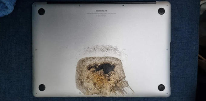 جهاز MacBook Pro من أبل يتعرض للاشتعال بشكل تلقائي