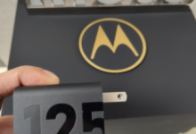 الكشف عن شاحن من موتورولا بقوة 125 واط.. مع إطلاق وشيك لهاتف Motorola Frontier