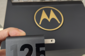 الكشف عن شاحن من موتورولا بقوة 125 واط.. مع إطلاق وشيك لهاتف Motorola Frontier