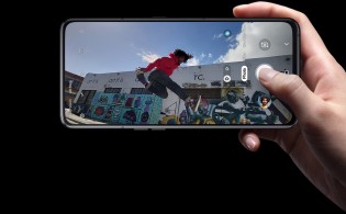 استخدم Samsung Galaxy A80 نفس الكاميرات للصور الشخصية كما هو الحال مع الصور ومقاطع الفيديو العادية
