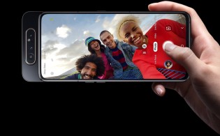 استخدم Samsung Galaxy A80 نفس الكاميرات للصور الشخصية كما هو الحال مع الصور ومقاطع الفيديو العادية