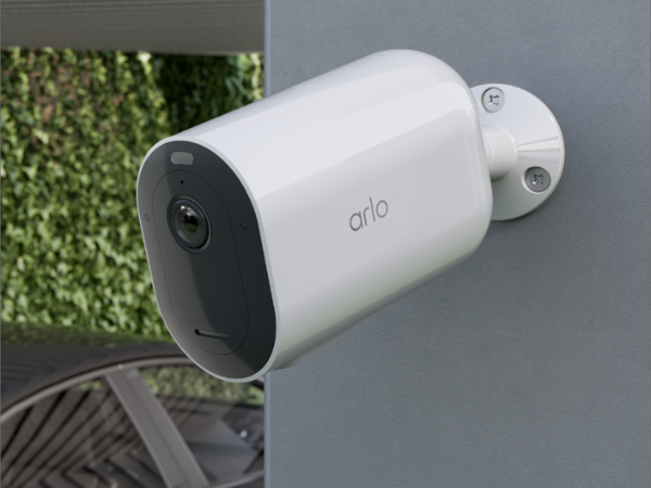 كاميرات المراقبة Arlo Pro 4 XL و Ultra 2 XL تتميز بأضواء كاشفة تُنشط بالحركة وبطارية تدوم 365 يومًا