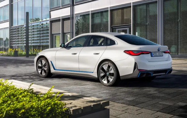 BMW ستحضر سيارة i4 EV بسعر معقول إلى الولايات المتحدة في العام المقبل