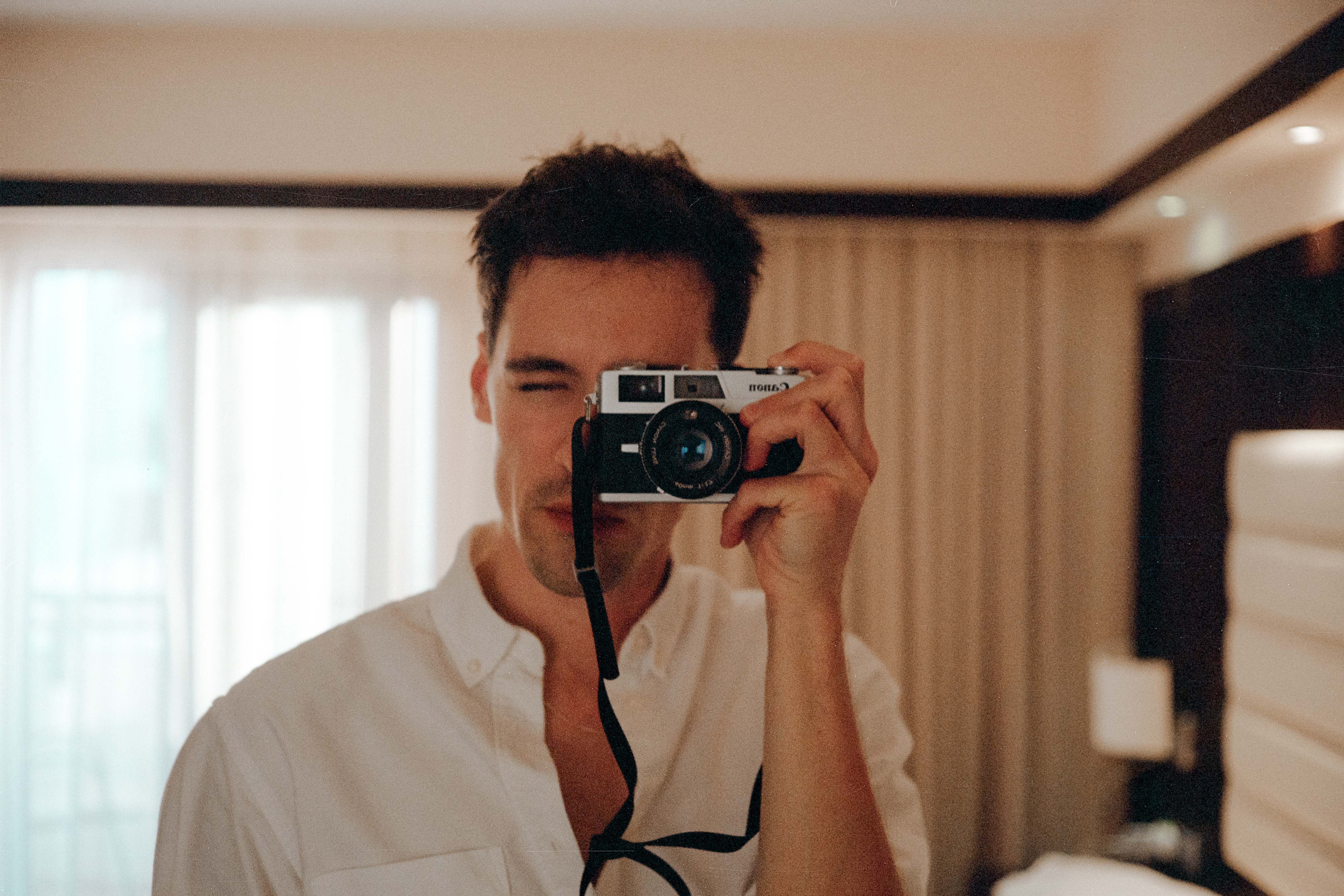 صورة شخصية في مرآة تم التقاطها بكاميرا Canonet G-III QL17
