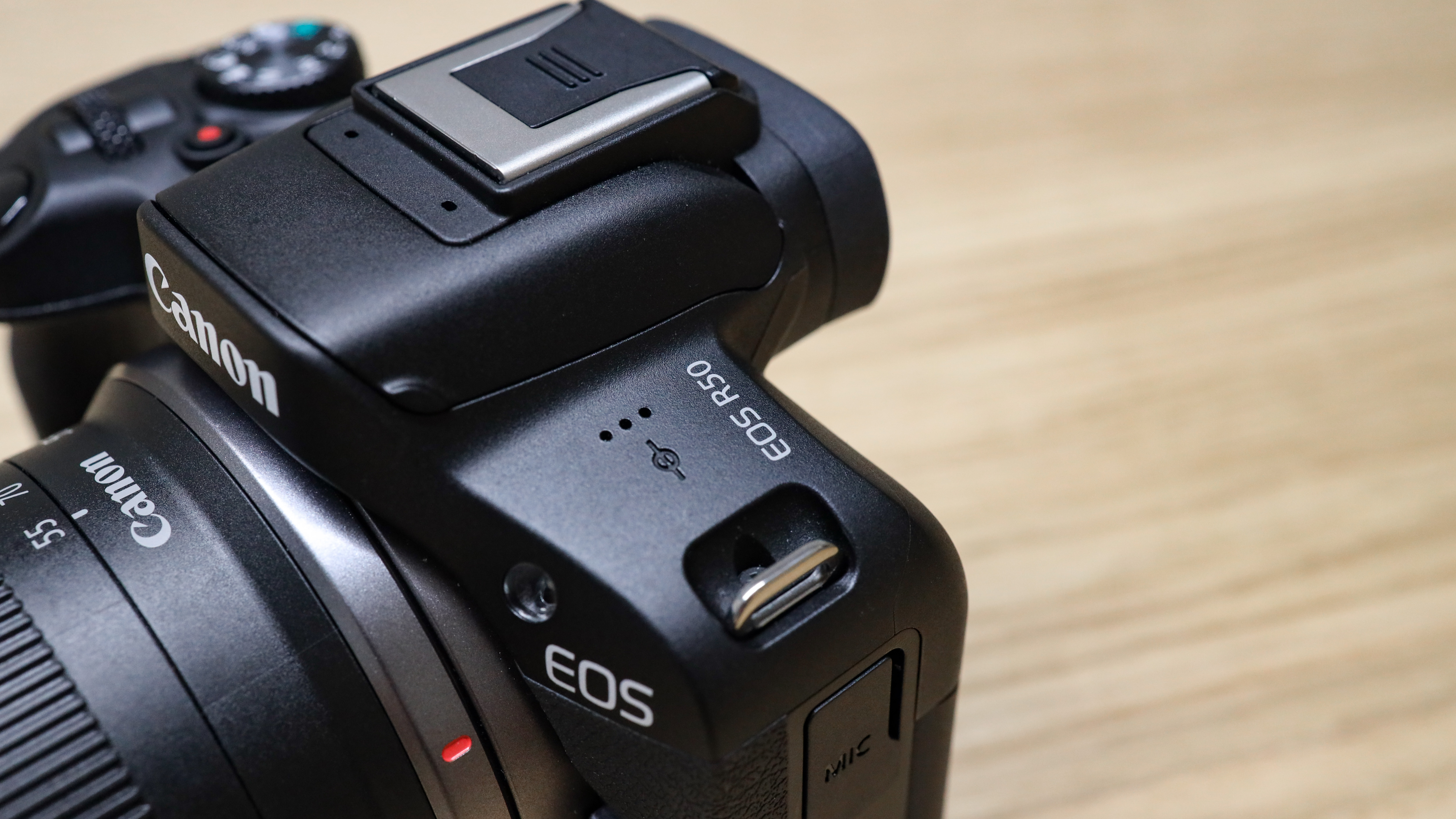 كاميرا كانون EOS R50 الرقمية