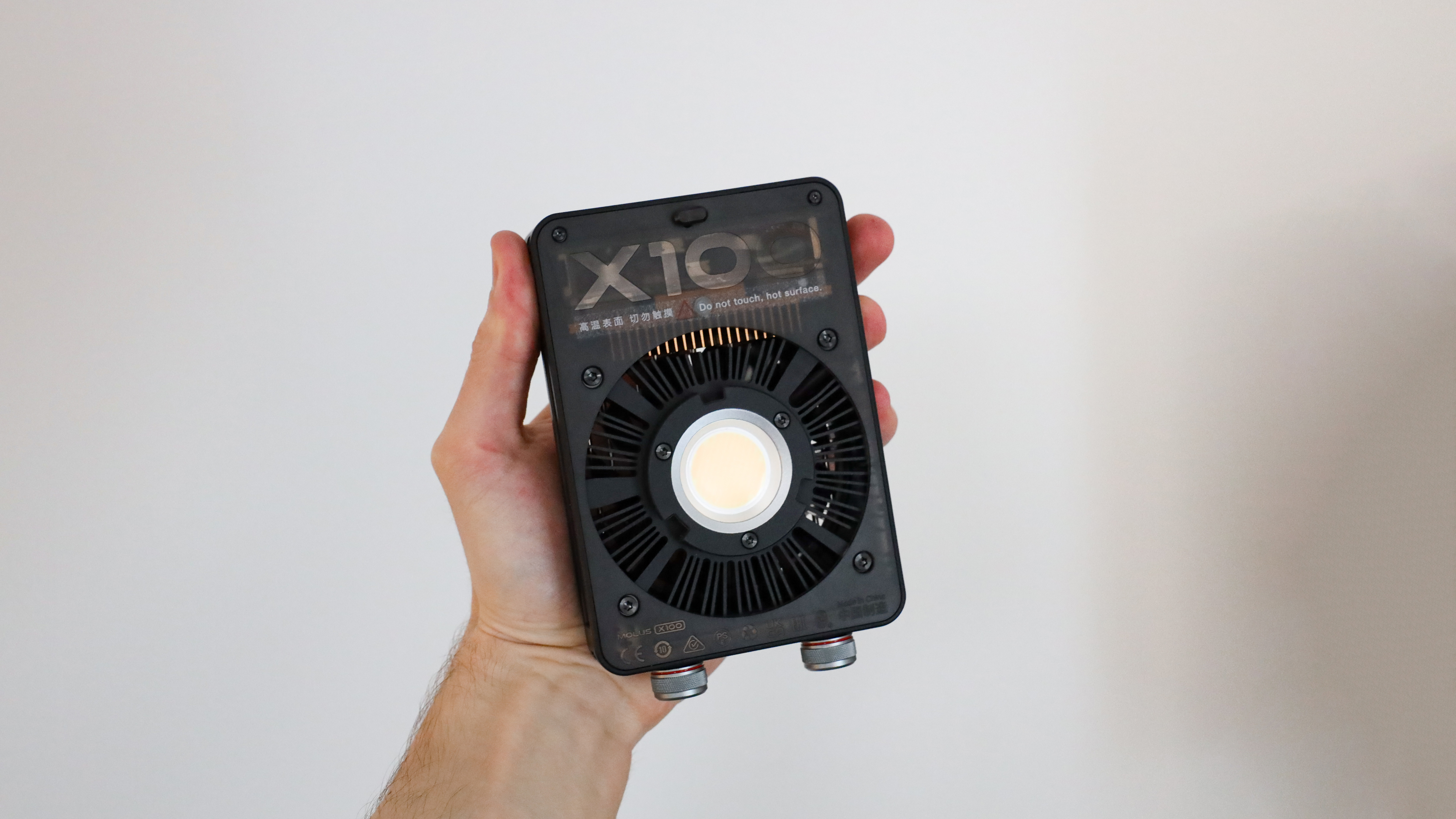 مصباح فيديو LED COB من Zhiyun MOLUS X100