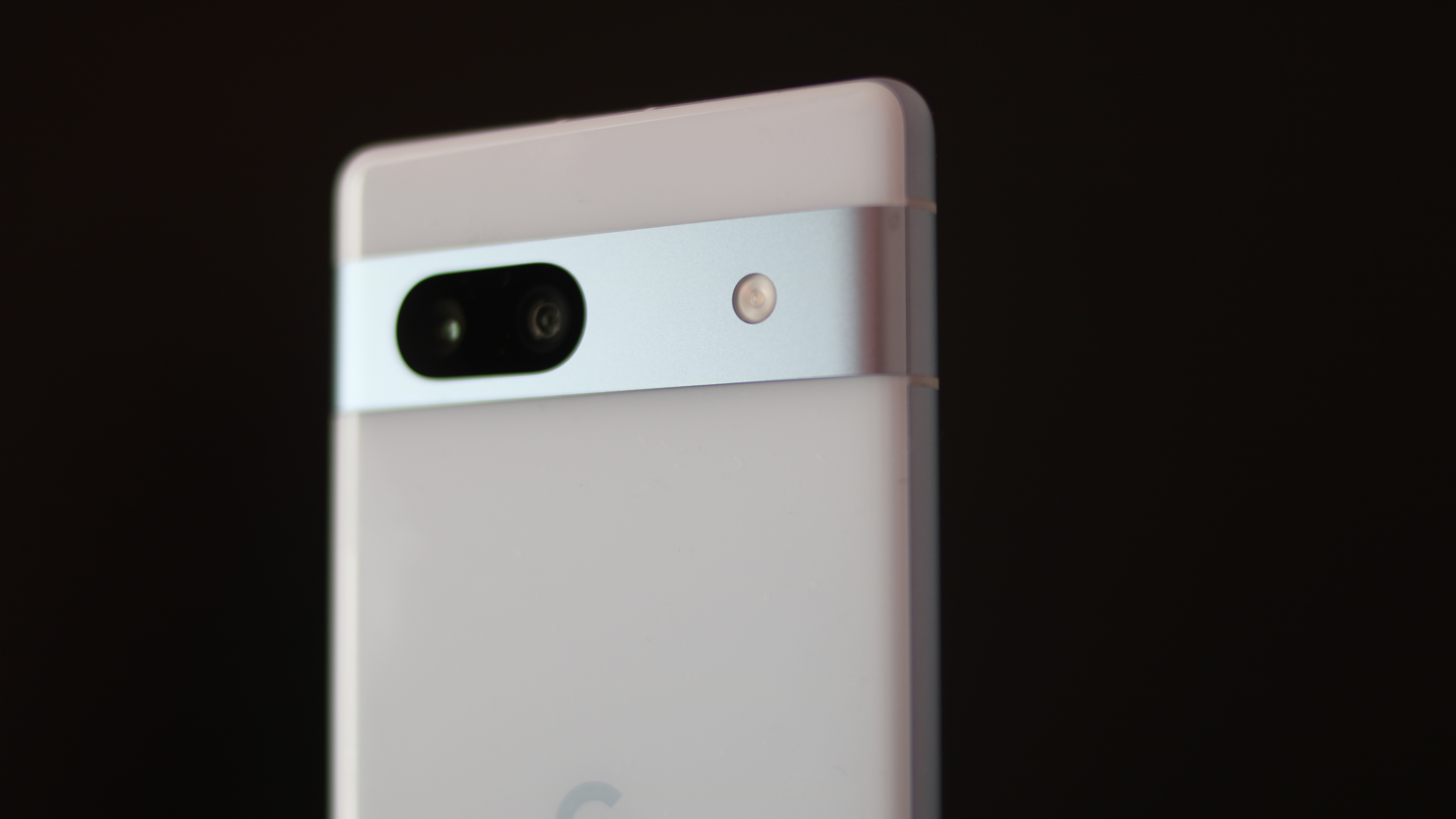 هاتف Google Pixel 7a عن قرب للكاميرات الخلفية