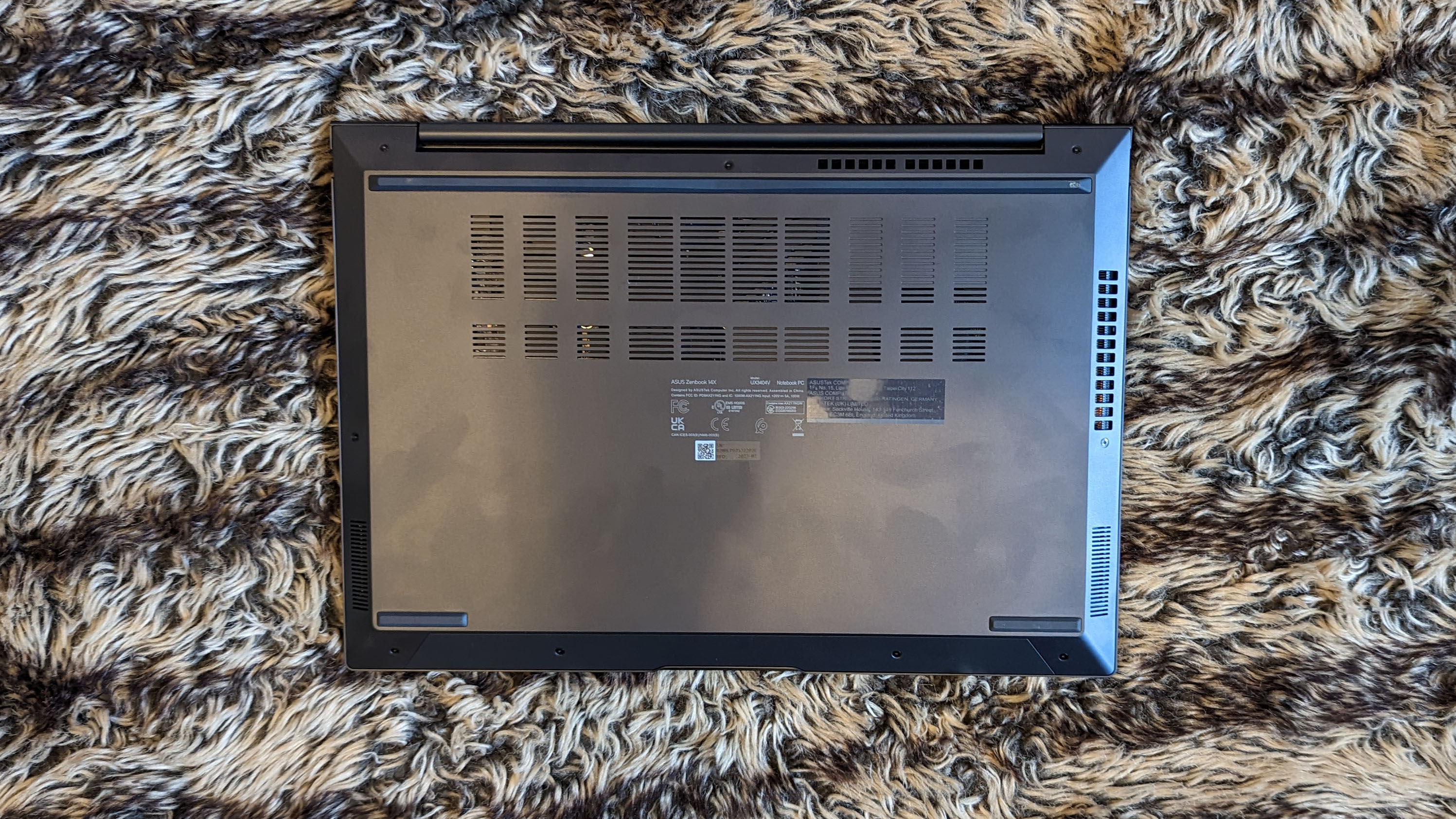 كمبيوتر محمول Asus Zenbook 14X OLED على السجادة