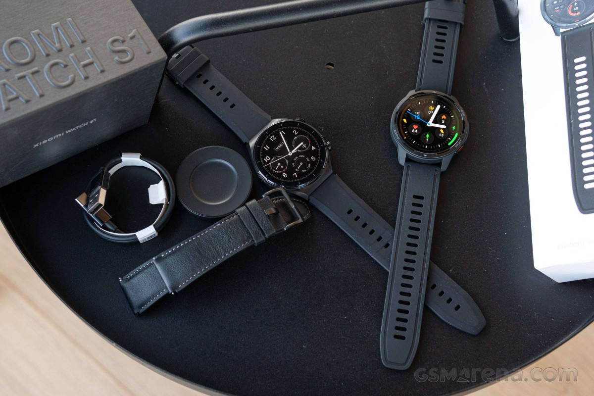 Xiaomi Watch S1 على اليسار وS1 Active على اليمين