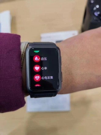 قراءة النبض والقوائم الصحية في Huawei Watch D (الصور: عبر Weibo)