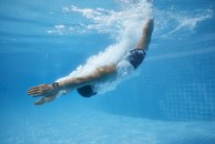 يمكن لجهاز GTR 3 Pro تتبع معدل ضربات قلبك في حمام السباحة