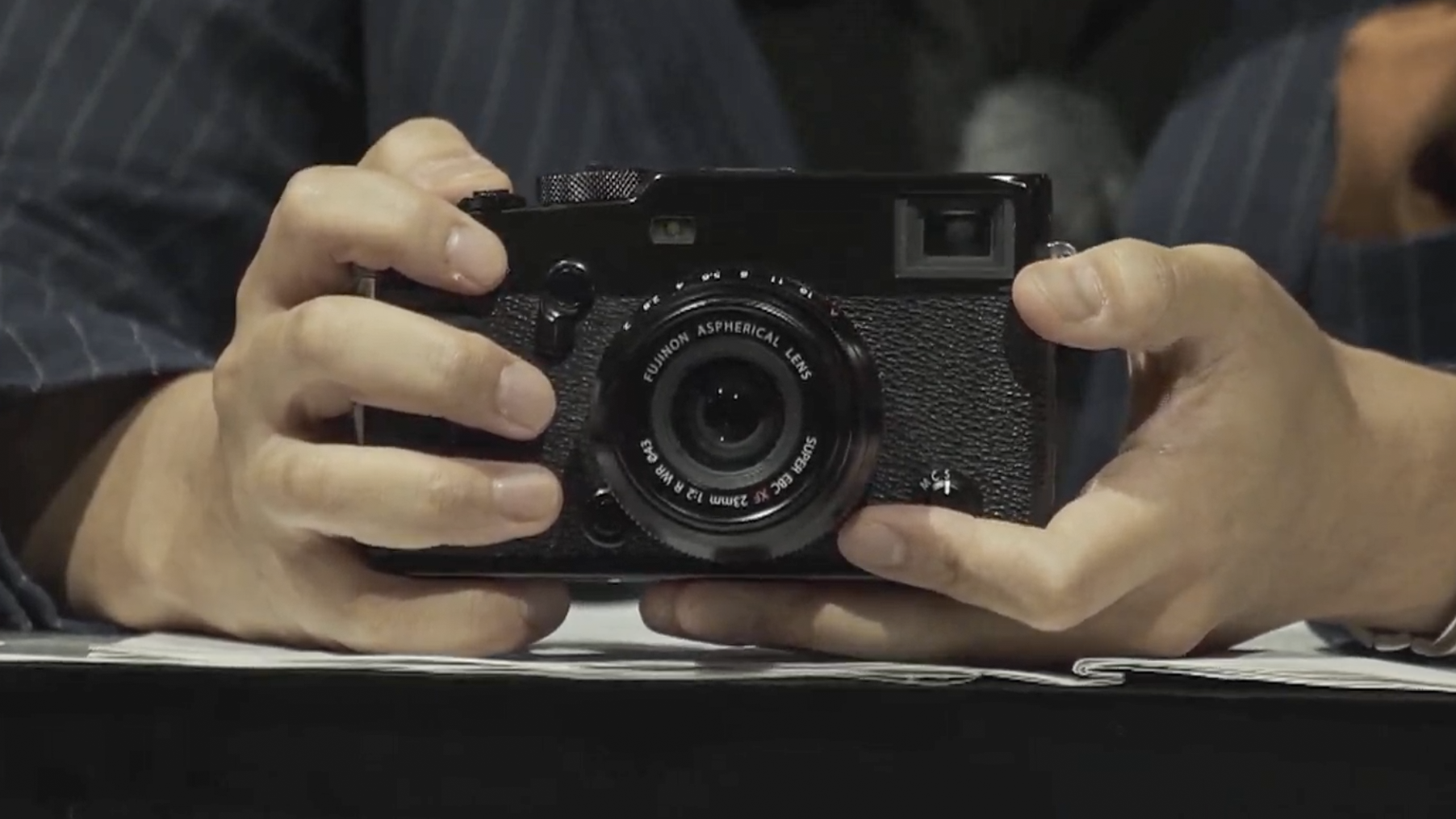 Fujifilm X-pro3 محتجز في يد شخص ما