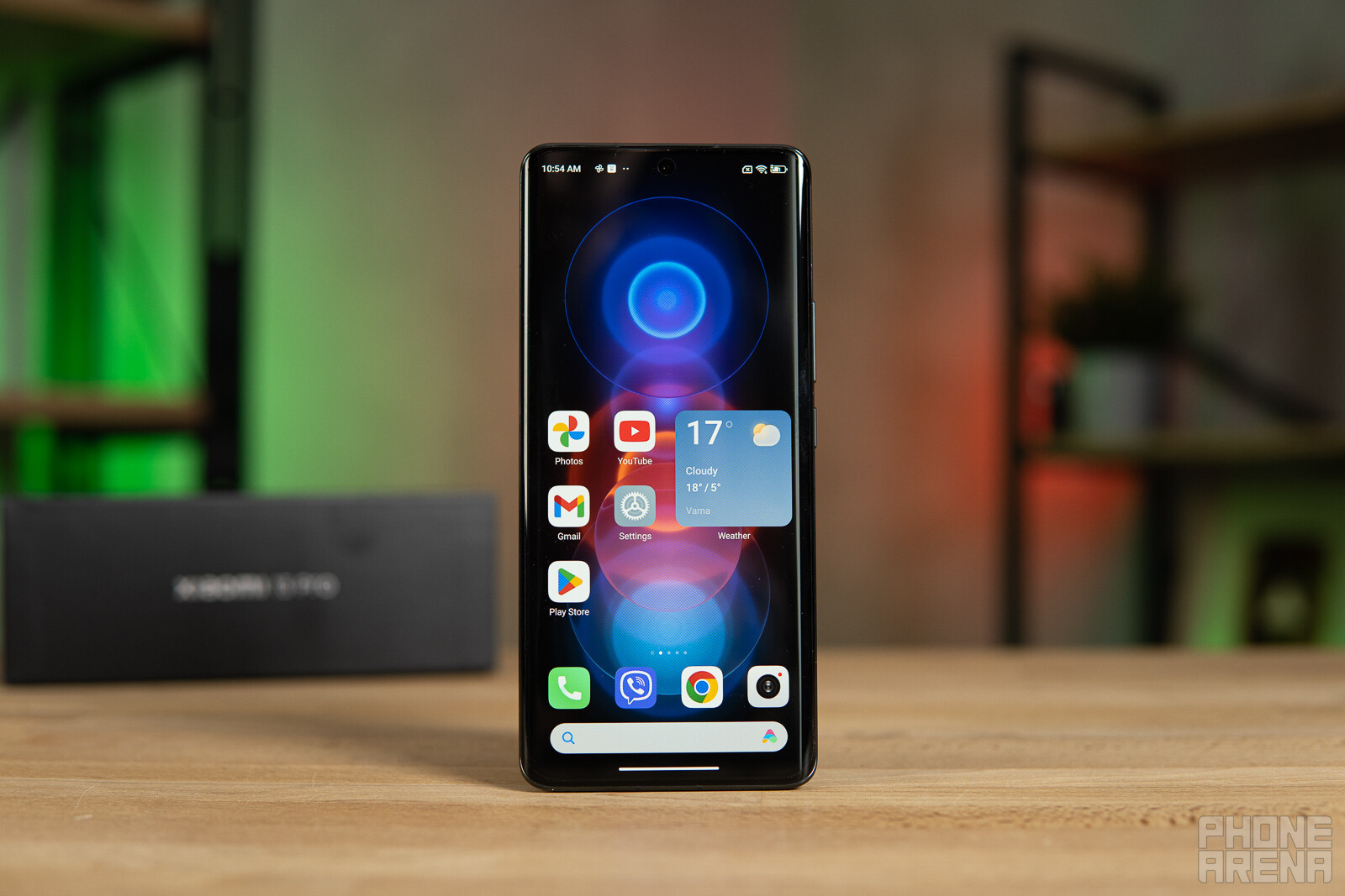 (رصيد الصورة - PhoneArena) يأتي هاتف Xiaomi 13 Pro مع 6.7" شاشة منحنية باستخدام أحدث لوحة Samsung E6 OLED - مراجعة Xiaomi 13 Pro: عمر بطارية رائع وكاميرا صلبة ، ولكن بسعر مرتفع جدًا