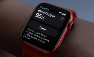 Apple Watch Series 6 باللون الأزرق الجديد واللون الأحمر