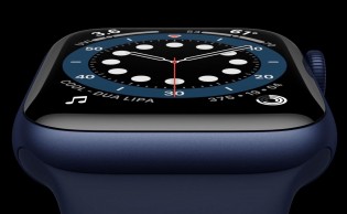 Apple Watch Series 6 باللون الأزرق الجديد واللون الأحمر