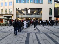 الناس في ميونيخ ينتظرون التحقق من أجهزة iPhone الجديدة