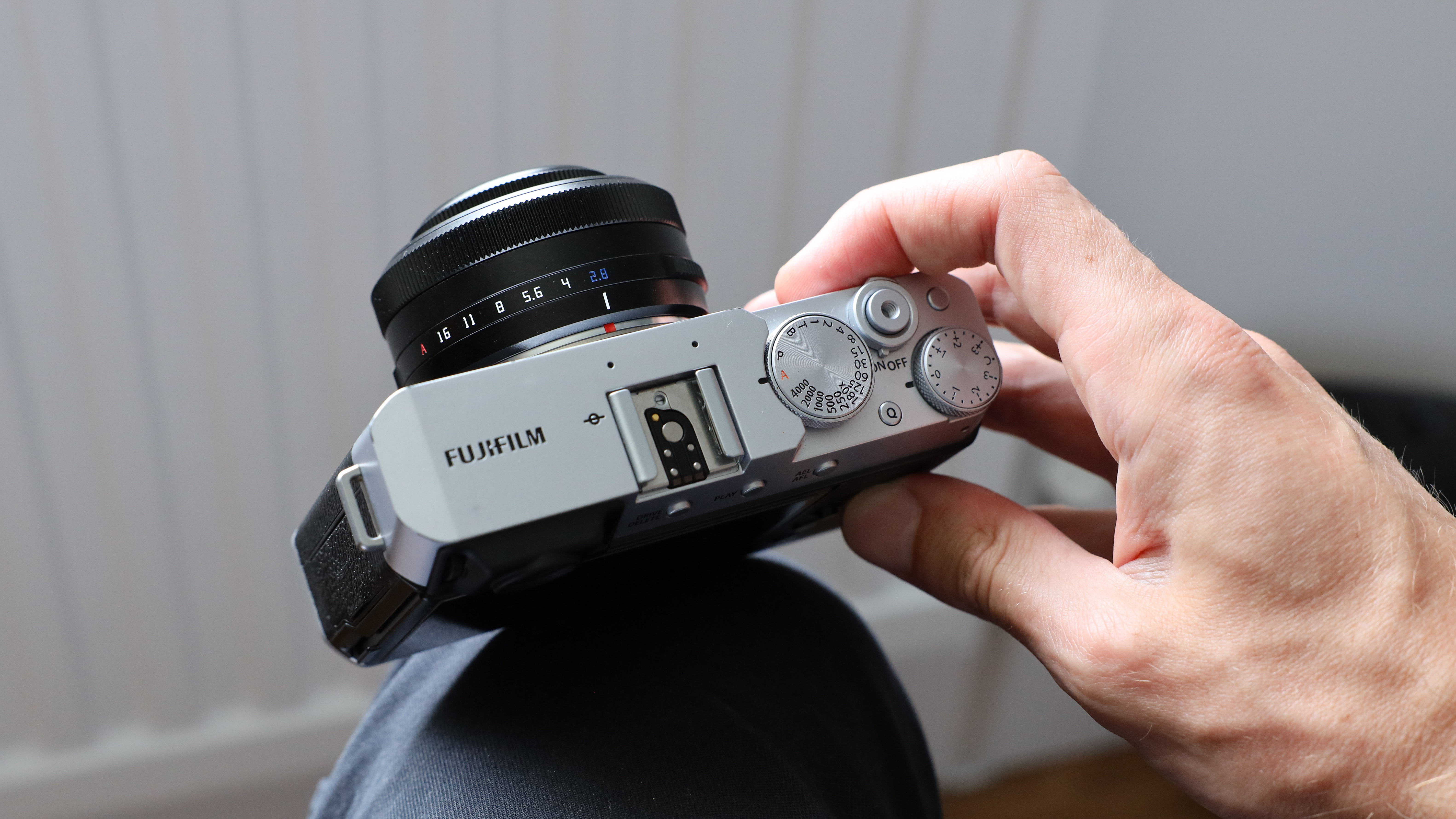 عدسة TTArtisan AF مقاس 27 مم على كاميرا Fujifilm X-E4