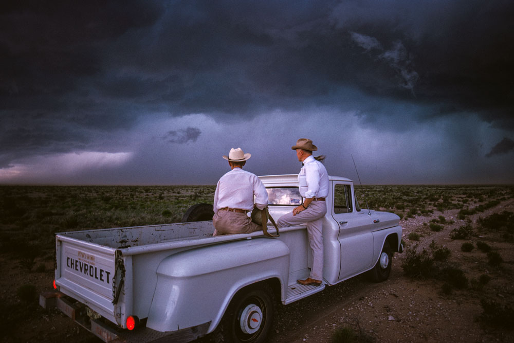 صورة لرجلين في شاحنة شيفروليه صغيرة، التقطها بول فوسكو، نيو مكسيكو، الولايات المتحدة الأمريكية، 1963