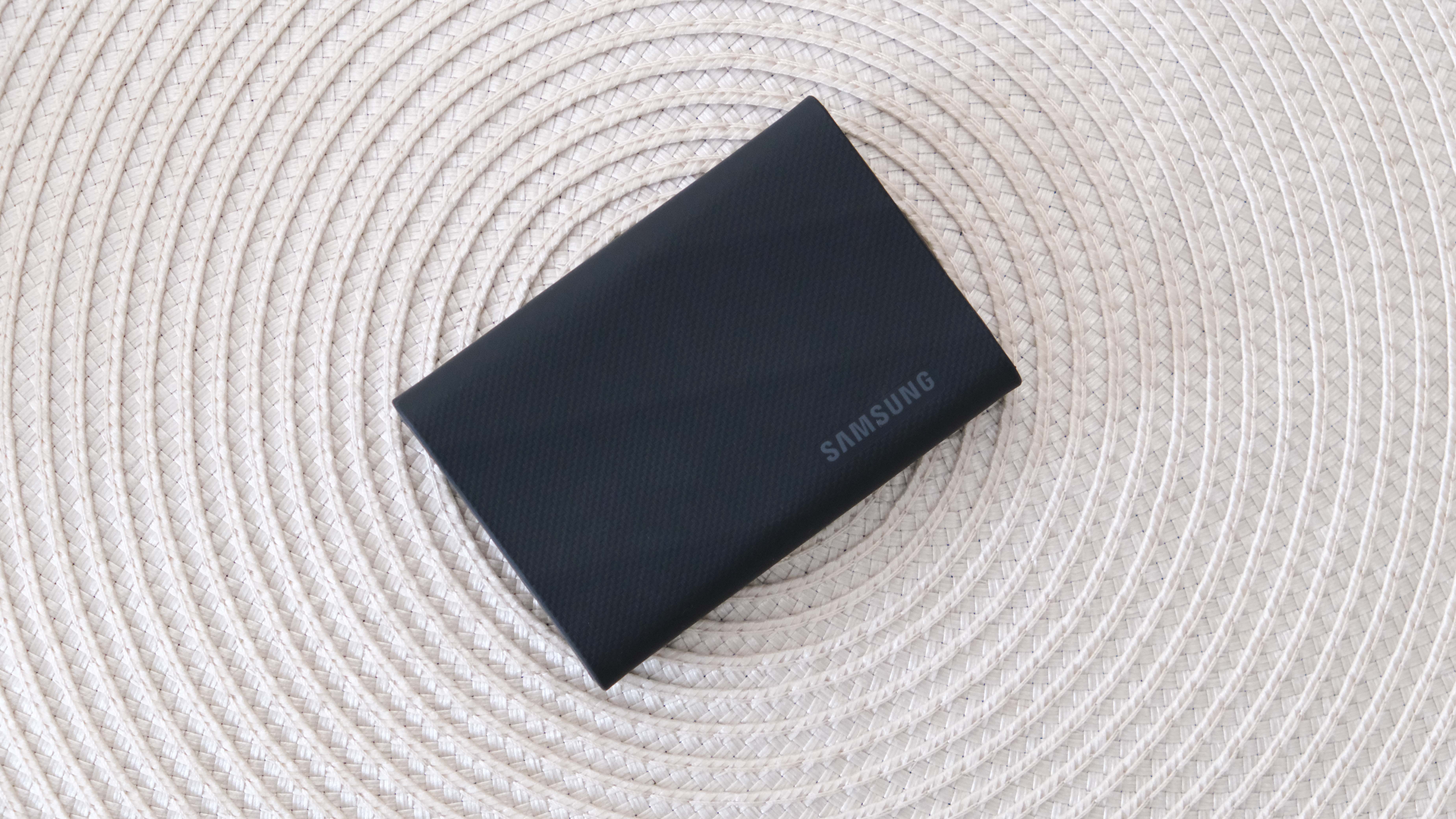 SSD المحمول Samsung T9 على حصيرة بيضاء من الخيزران