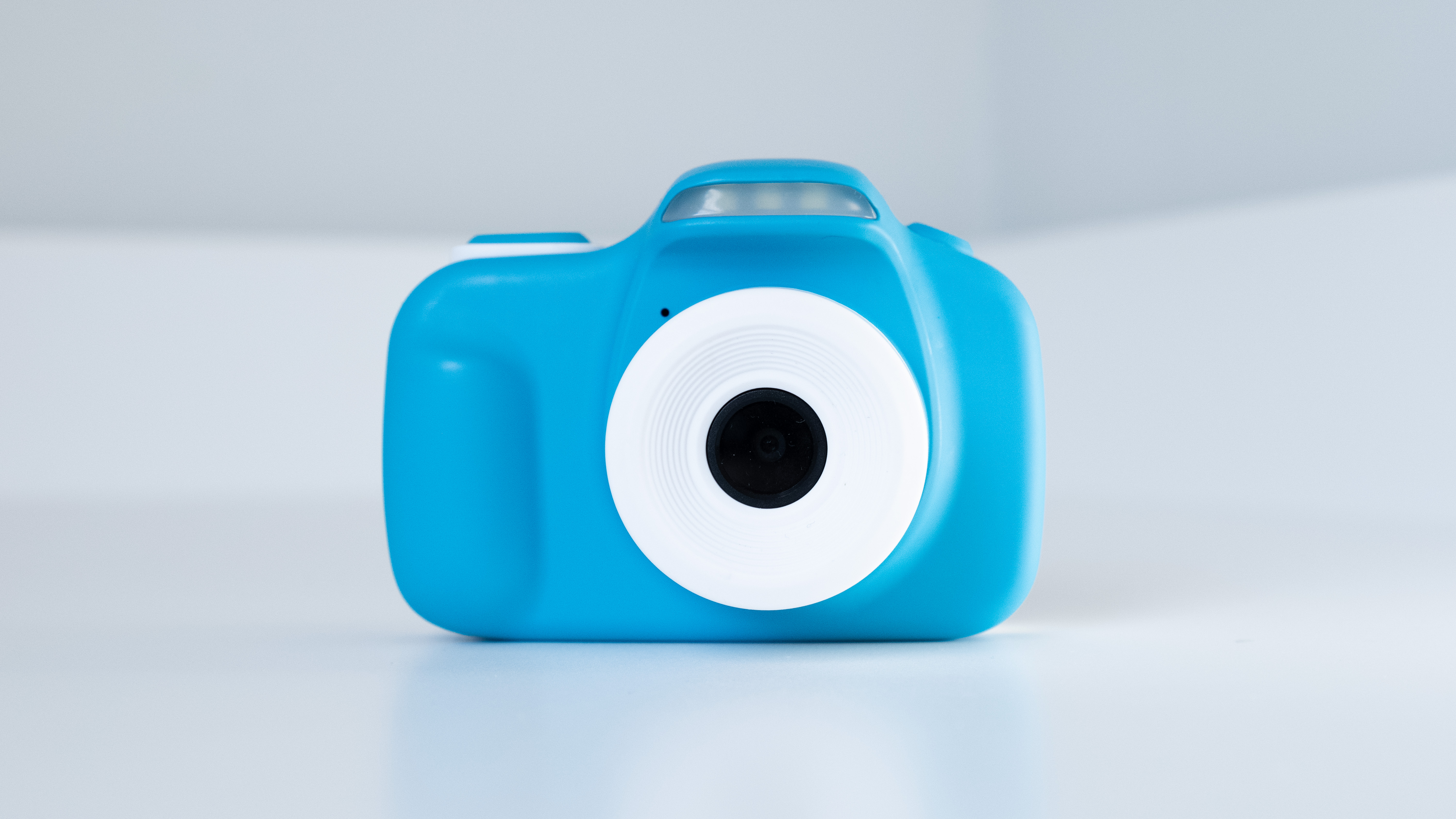 كاميرا myFirst 3 بدون الحقيبة باللون الأزرق على خلفية بيضاء