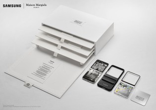 حزمة البيع بالتجزئة ومحتويات Samsung Galaxy Z Flip5 Maison Margiela Edition