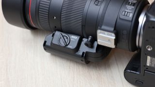صورة مقربة لمهايئ Power Zoom Power PZ-E2 من Canon على عدسة الكاميرا