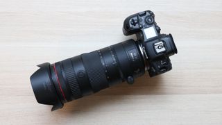 عدسة Canon RF 24-105mm f/2.8 IS USM Z على كاميرا Canon EOS R5