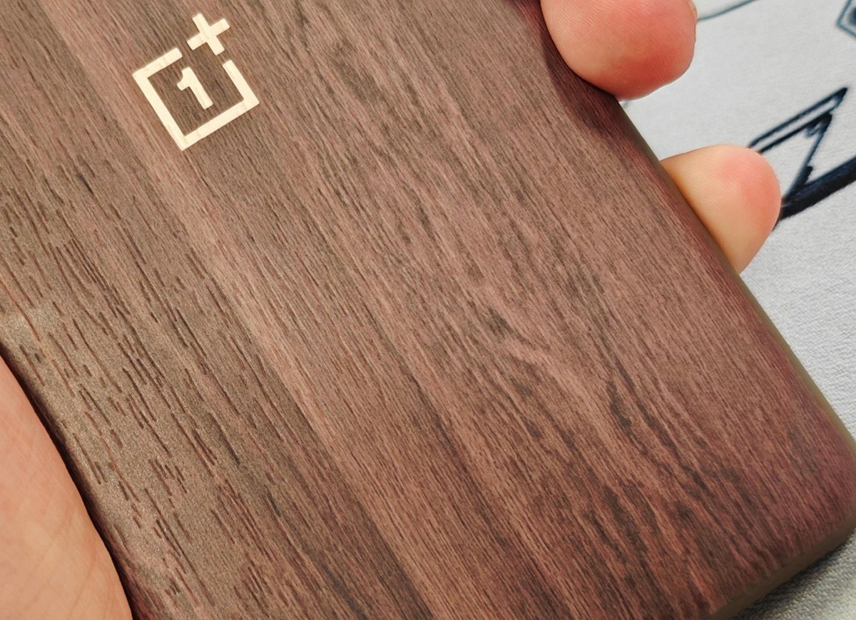قد يكون لدى OnePlus 12 ظهر ذو ملمس خشبي، أو على الأقل علبة ذات ملمس خشبي